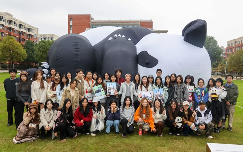 艺术滋养校园，温暖启迪心灵——“涓·秋·艺” 系列展览在武汉纺织大学外经贸学院盛大启幕